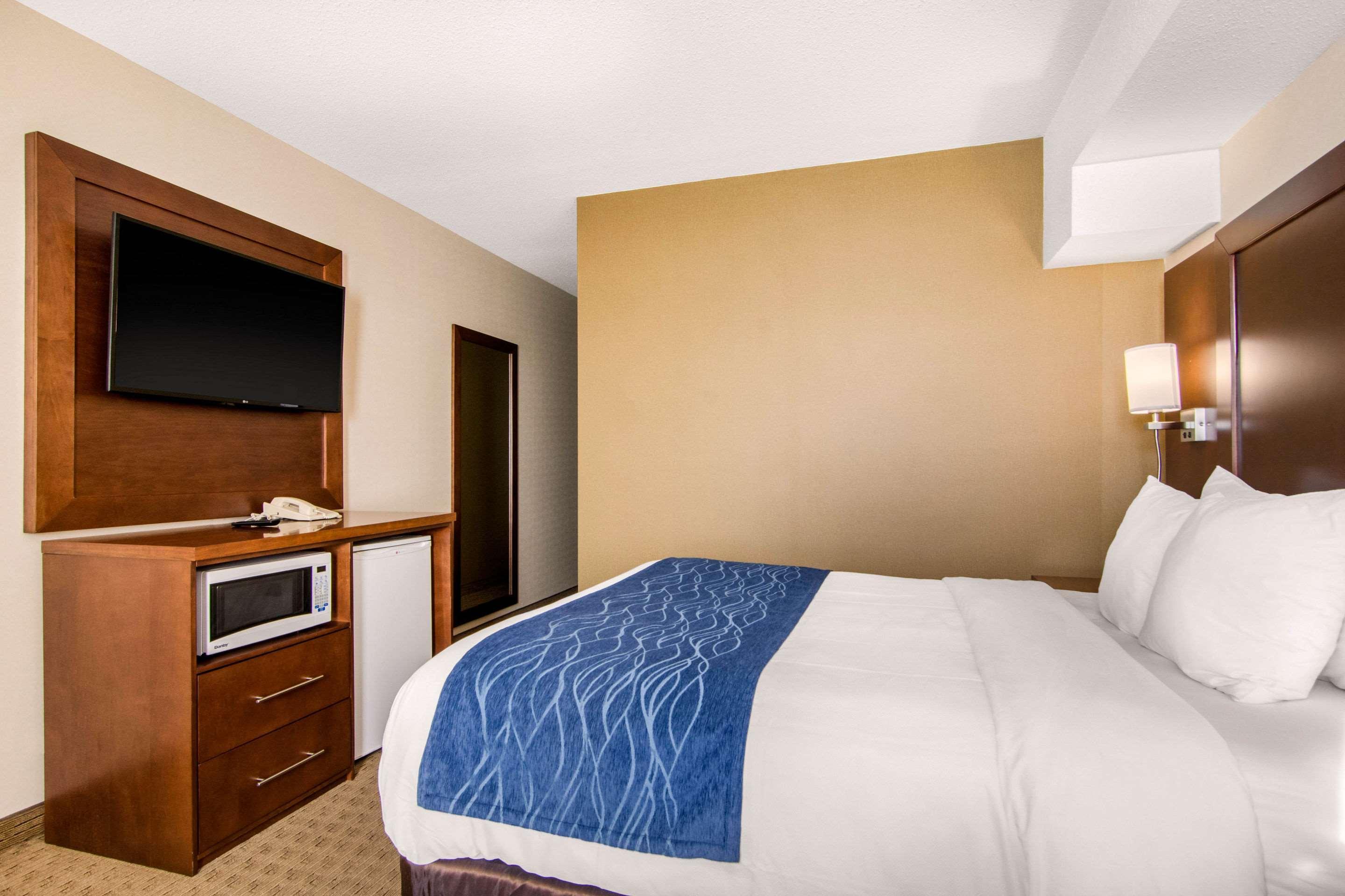 Comfort Inn & Suites Medicine Hat Esterno foto