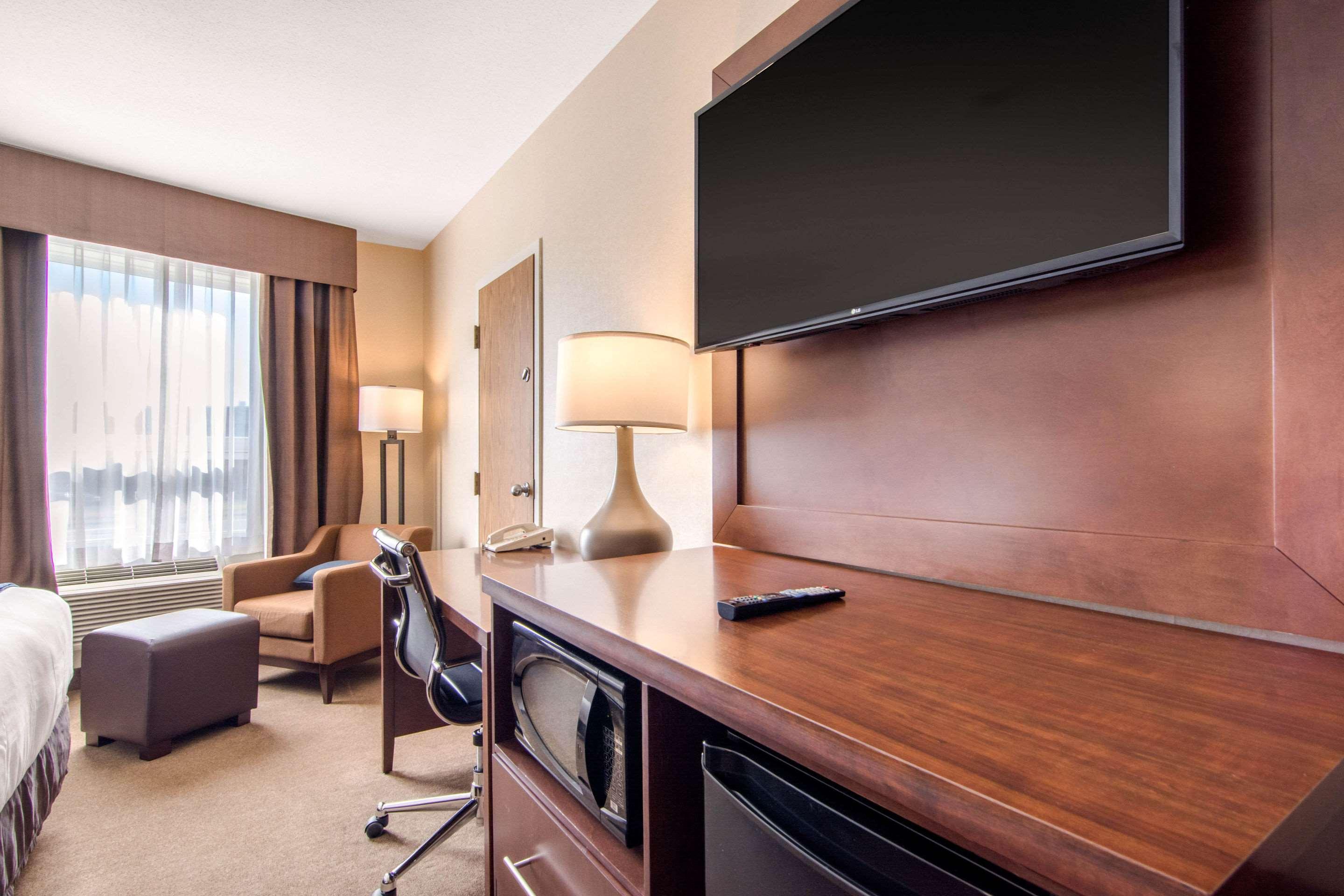 Comfort Inn & Suites Medicine Hat Esterno foto