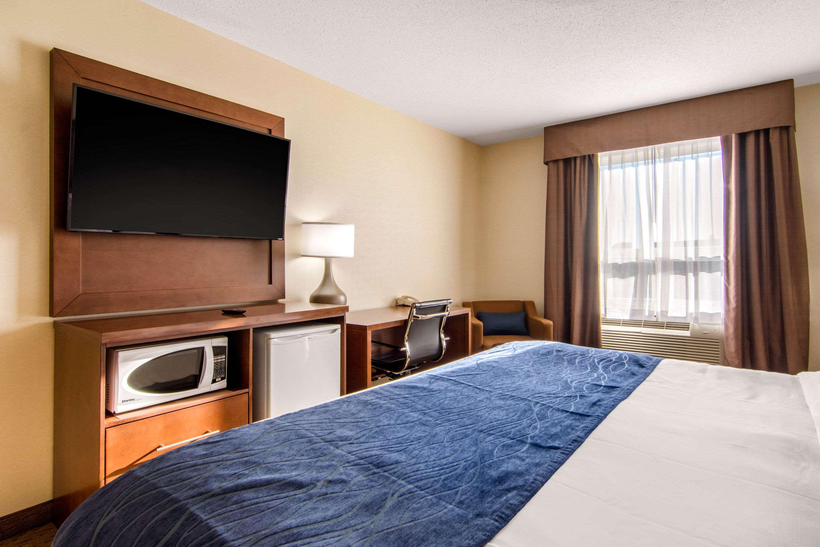 Comfort Inn & Suites Medicine Hat Esterno foto