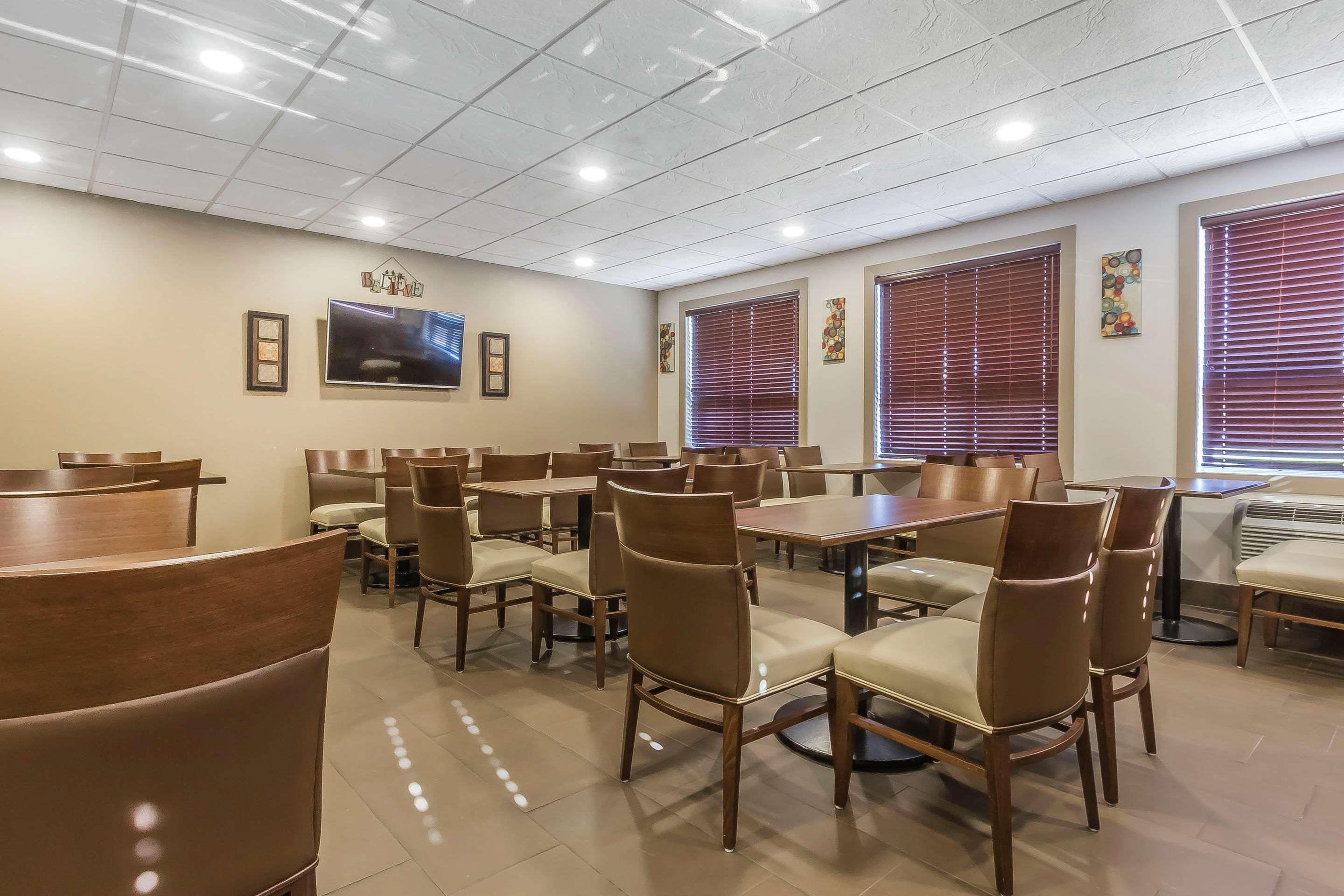 Comfort Inn & Suites Medicine Hat Esterno foto