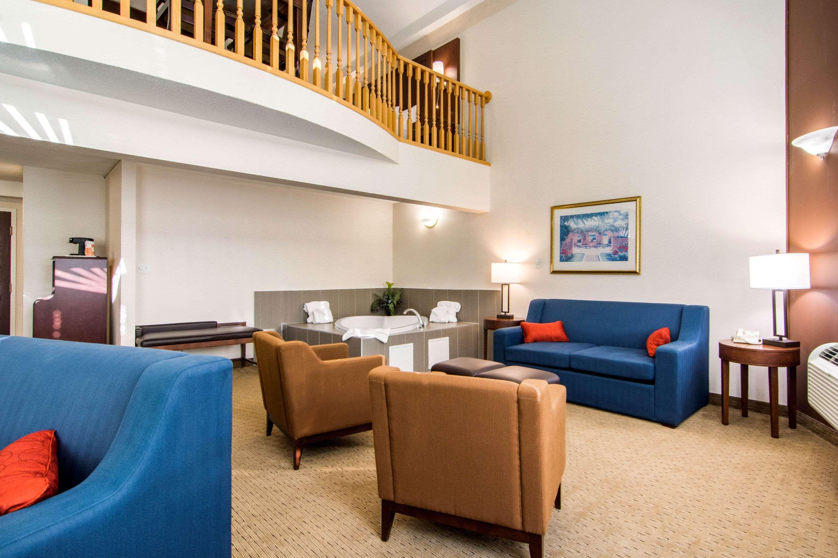 Comfort Inn & Suites Medicine Hat Esterno foto