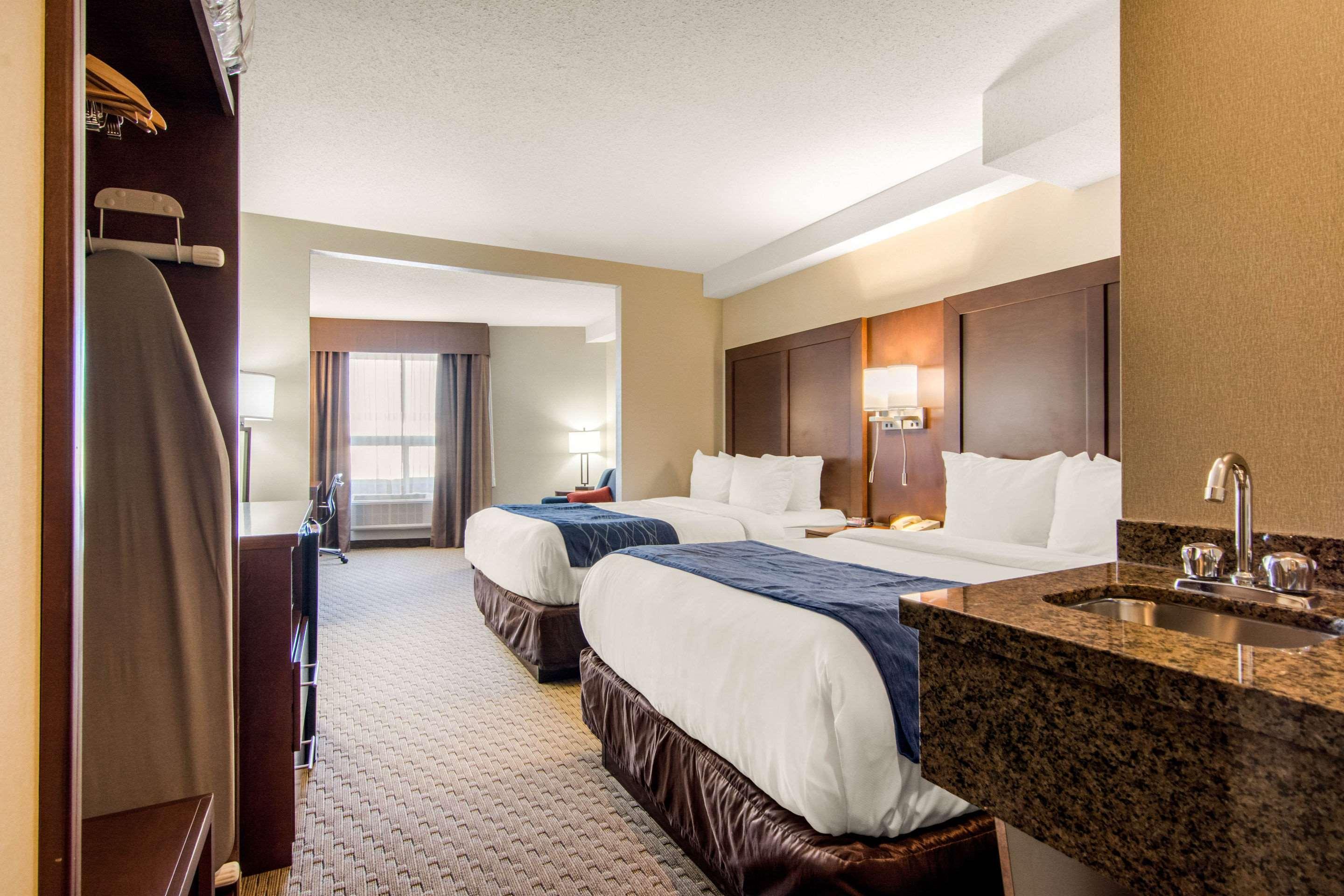 Comfort Inn & Suites Medicine Hat Esterno foto