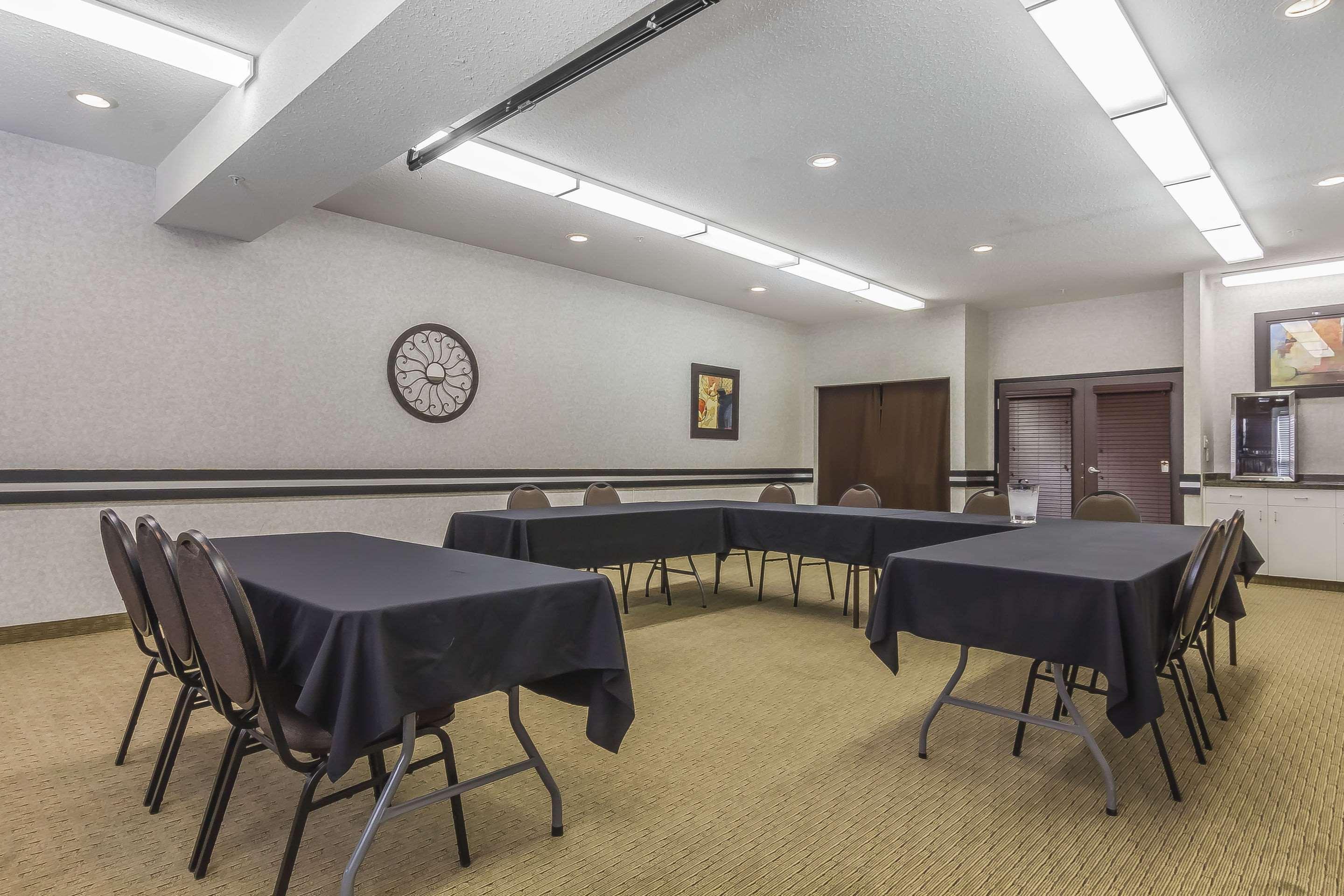 Comfort Inn & Suites Medicine Hat Esterno foto