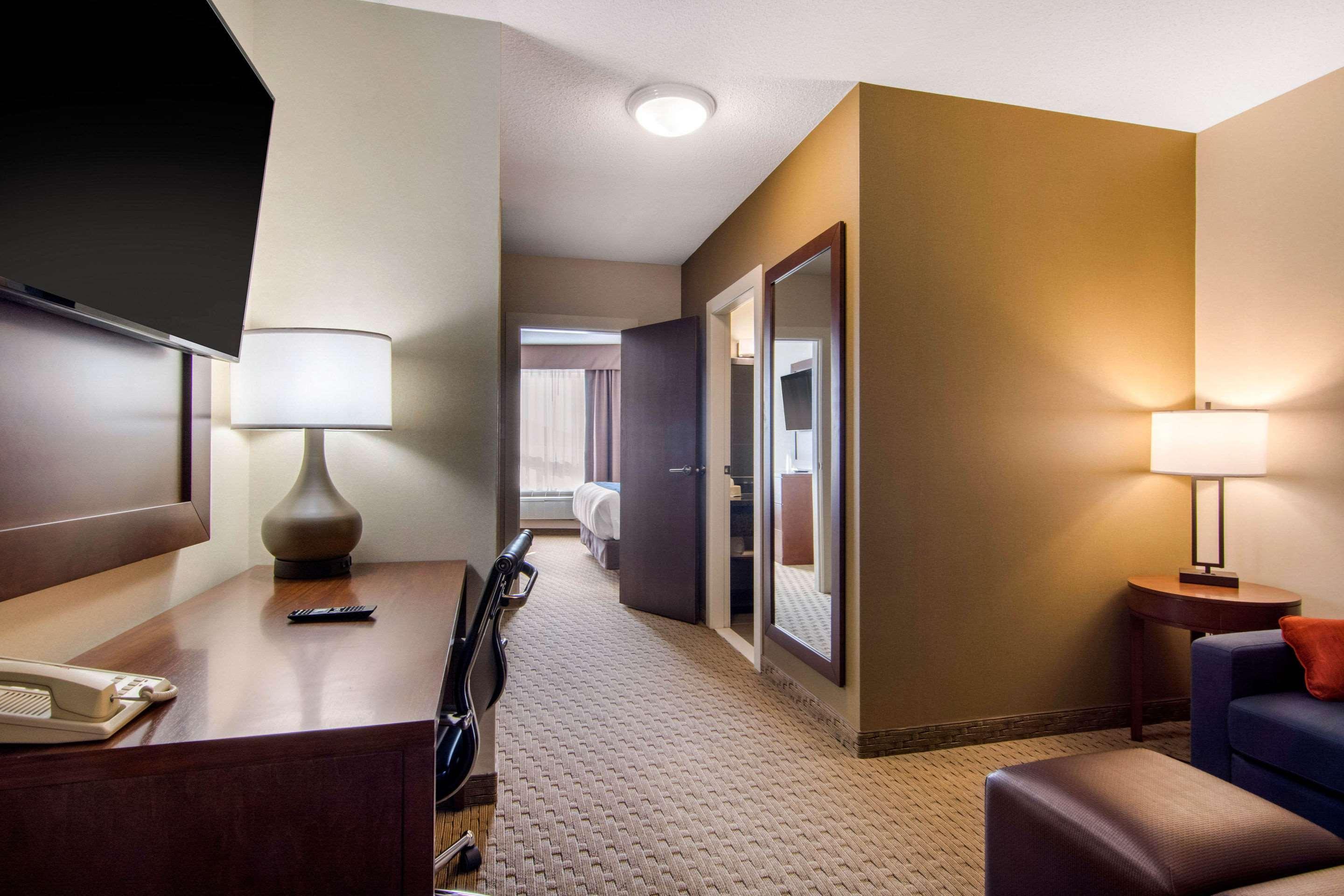 Comfort Inn & Suites Medicine Hat Esterno foto