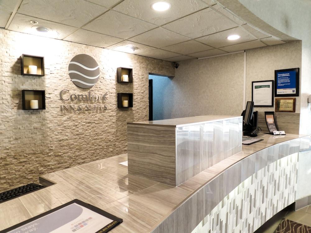 Comfort Inn & Suites Medicine Hat Esterno foto