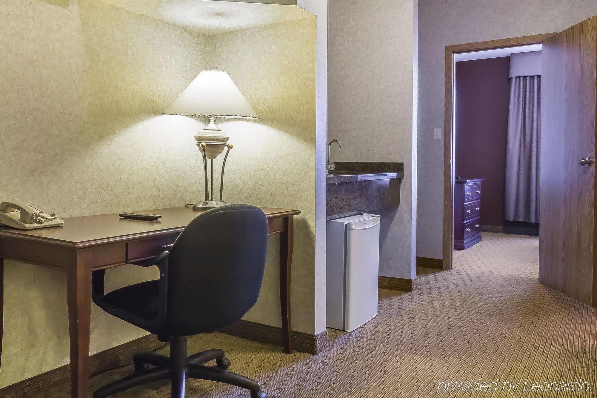 Comfort Inn & Suites Medicine Hat Esterno foto